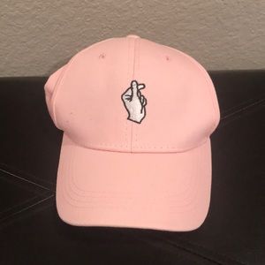 TRENDY FINGER HEART HAT